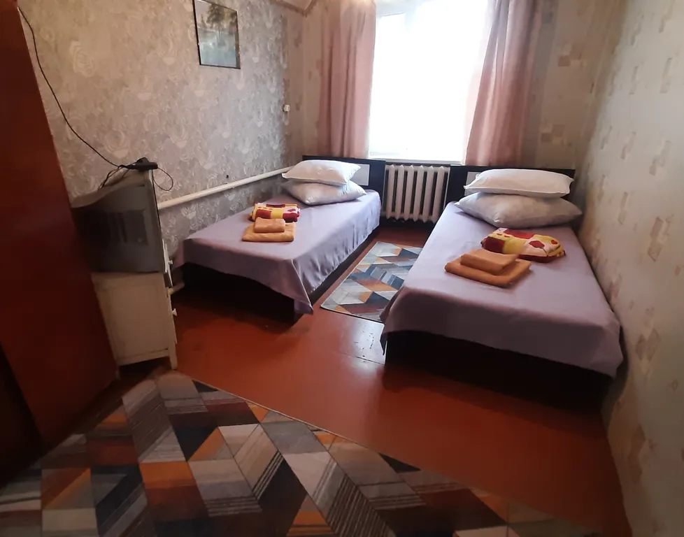 Очень,  очень тёплая квартира и тихая улица.