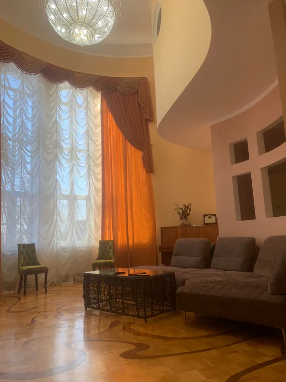 Уникальный, уютный, большой семейный дом. С видом на город