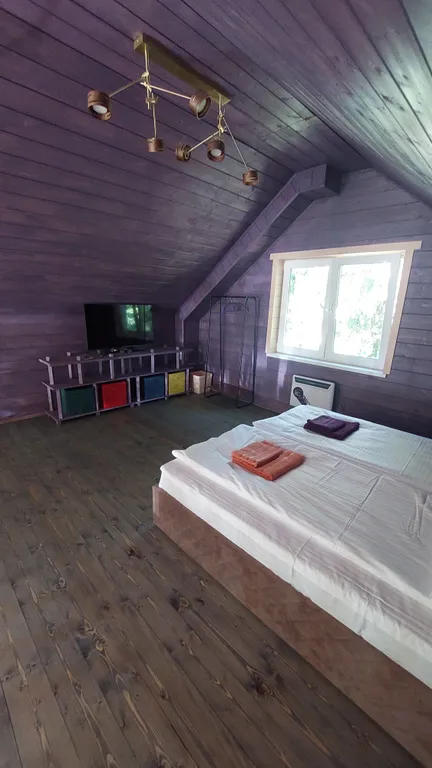 Барнхаус в лесу с розовой гостиной