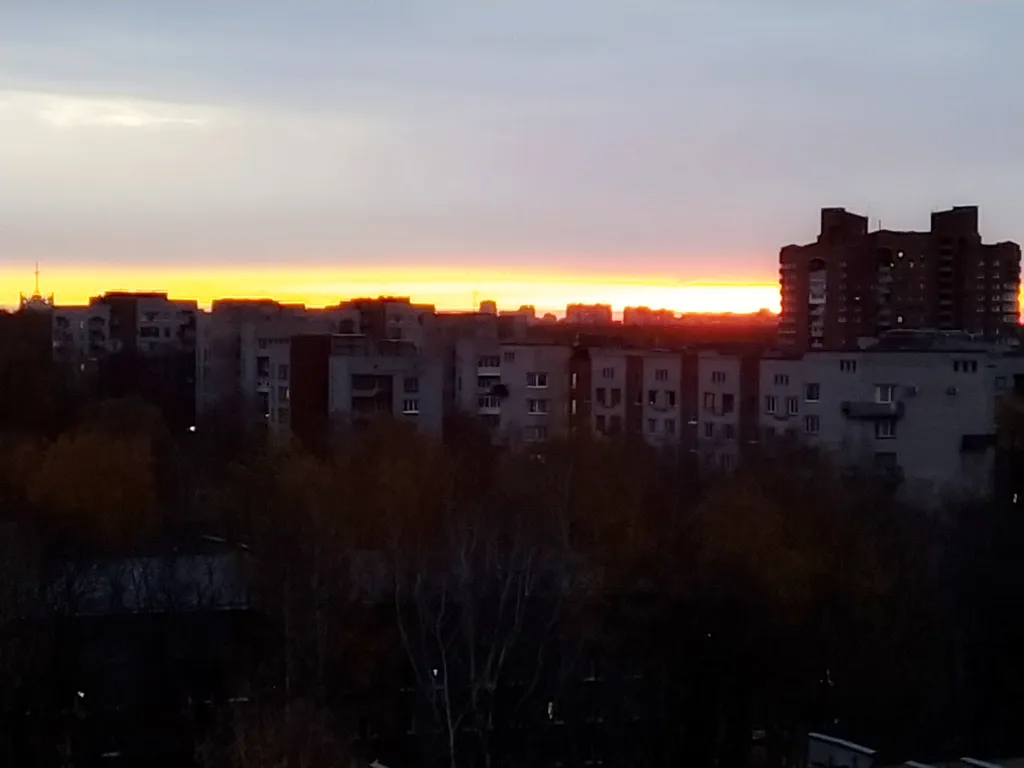 Петербургская квартира с видом на закат