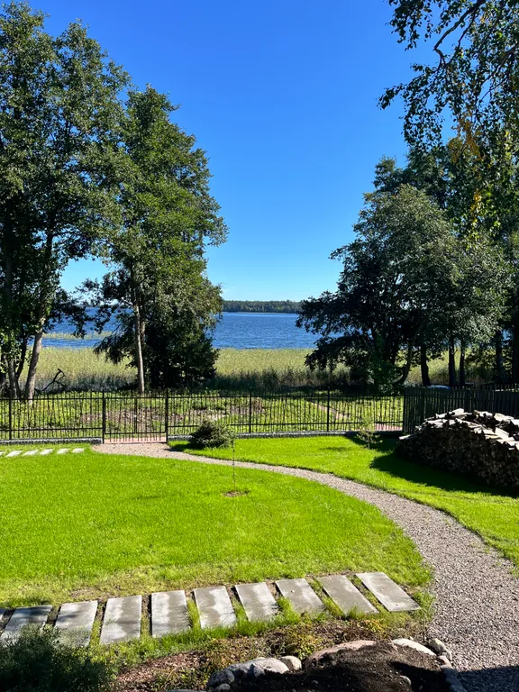 Коттедж на берегу озера с сауной