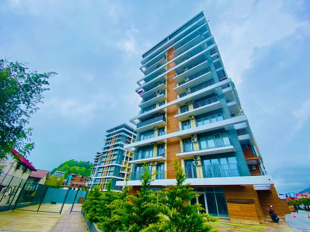 Светлые апартаменты с двумя спальнями и балконом с качелью