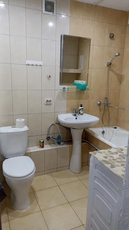 Уютная квартира в жилом районе, рядом с бассейном, магазинами и остановкой