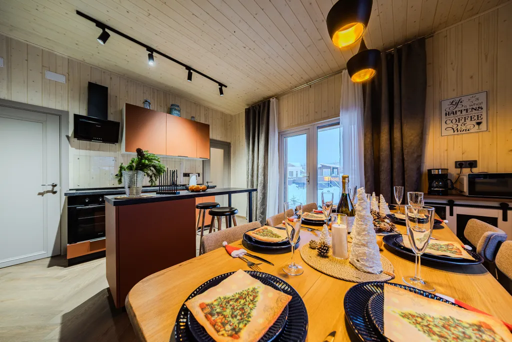 Новый дом с большим столом, кинотеатром, баней