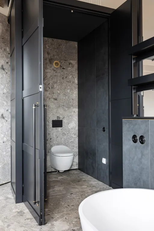 Угловая квартира под башней на пяти углах