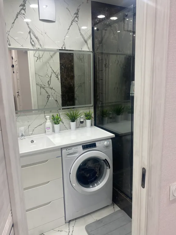 На берегу с видом на море