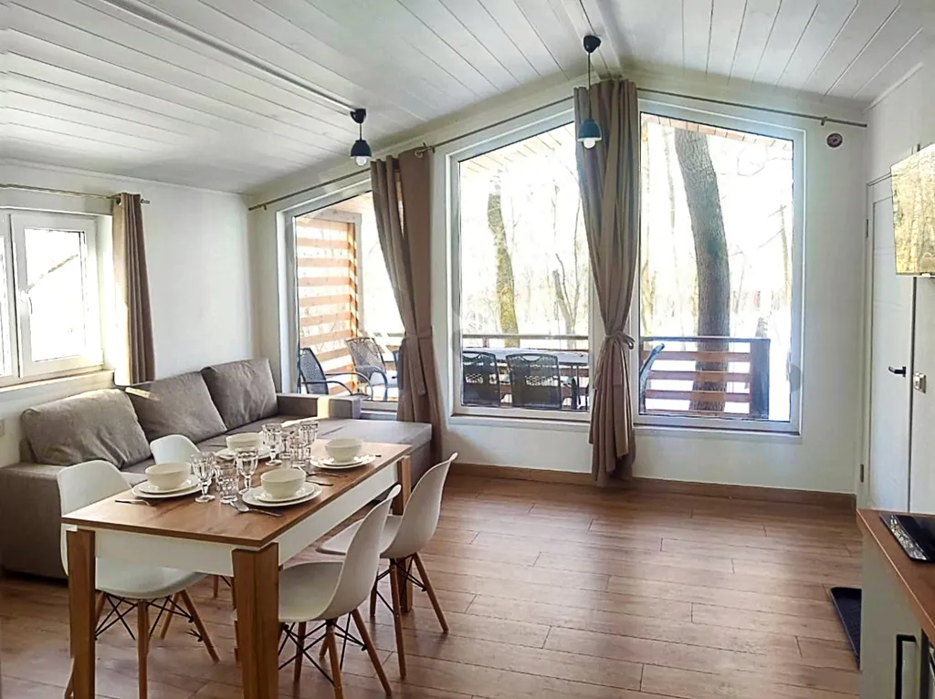 Новый стильный дом, большая лесная территория, недалеко от пруда с пляжем