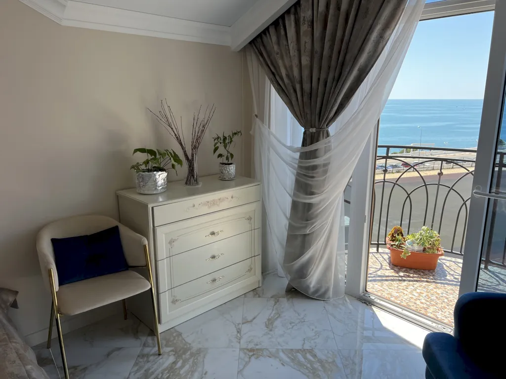 Квартира с балконом и видом на открытое море, Толстый мыс