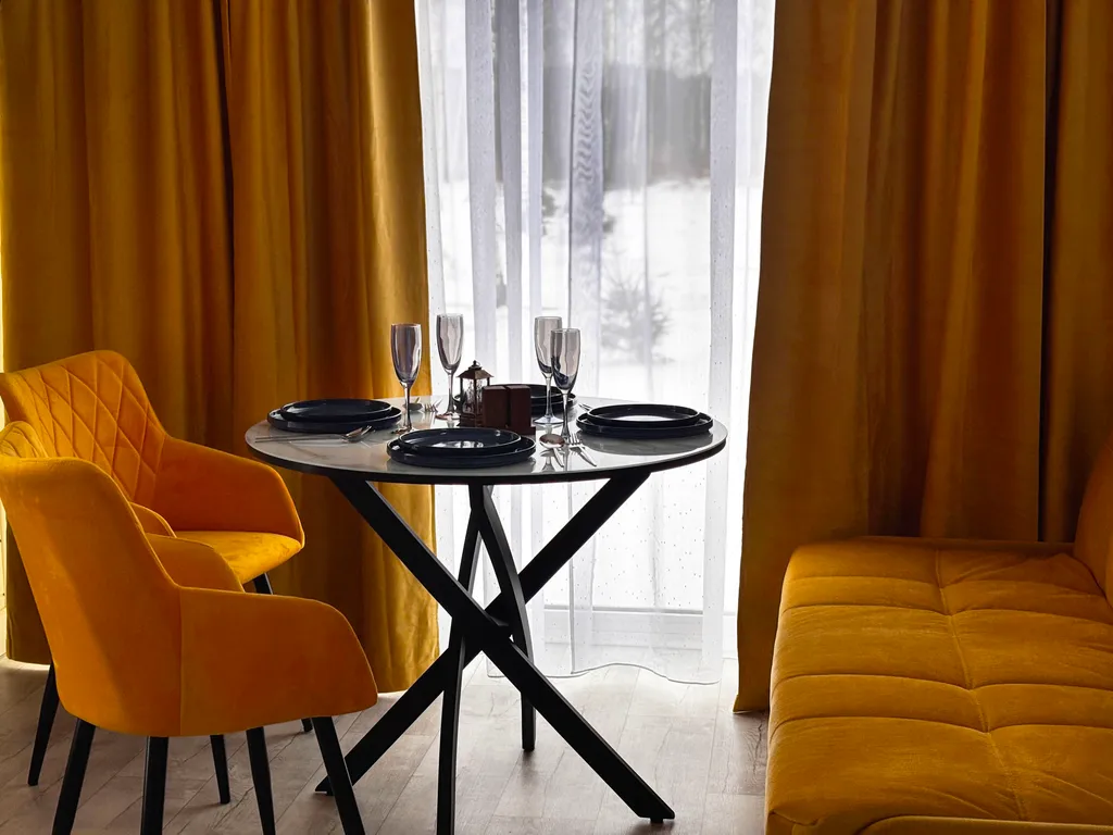 Домик у озера с купелью