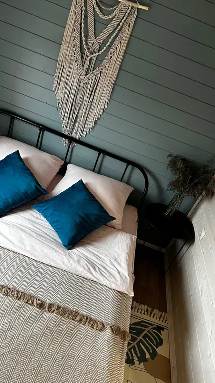 Уютный Белый дом у реки