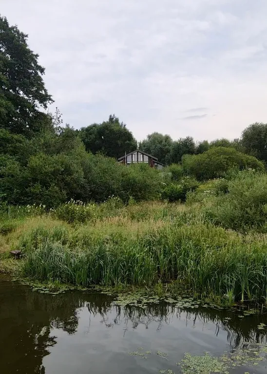 Шале на берегу реки с баней и горячей купелью