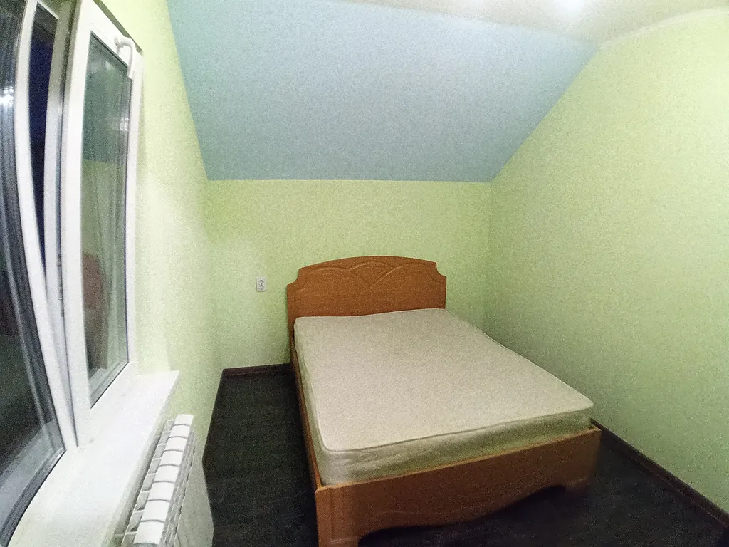 Коттеджи на берегу озера в парке