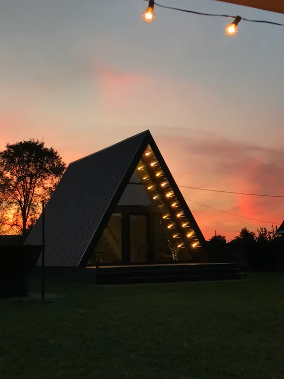 Треугольный домик рядом с Беловежской пущей