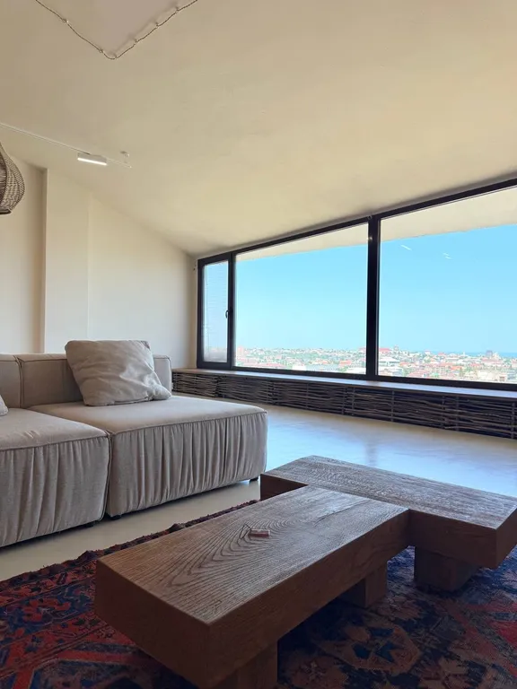 Просторная студия в стиле минимализма с панорамным видом на Махачкалу