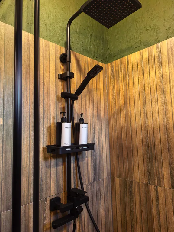 Домик для пар, чаном на дровах и видом на березовый лес в МО.