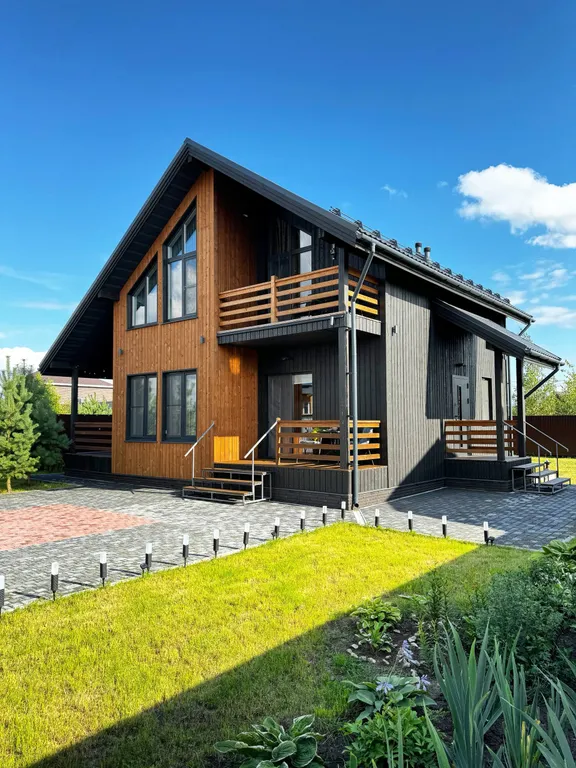 Стильный дом-шале с панорамными окнами, террасой и костровой зоной