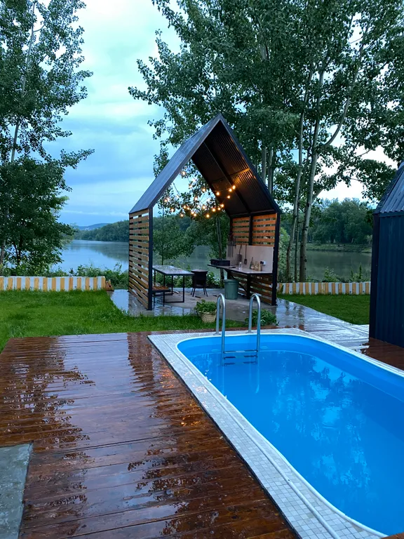 Дом с теплым бассейном на озере