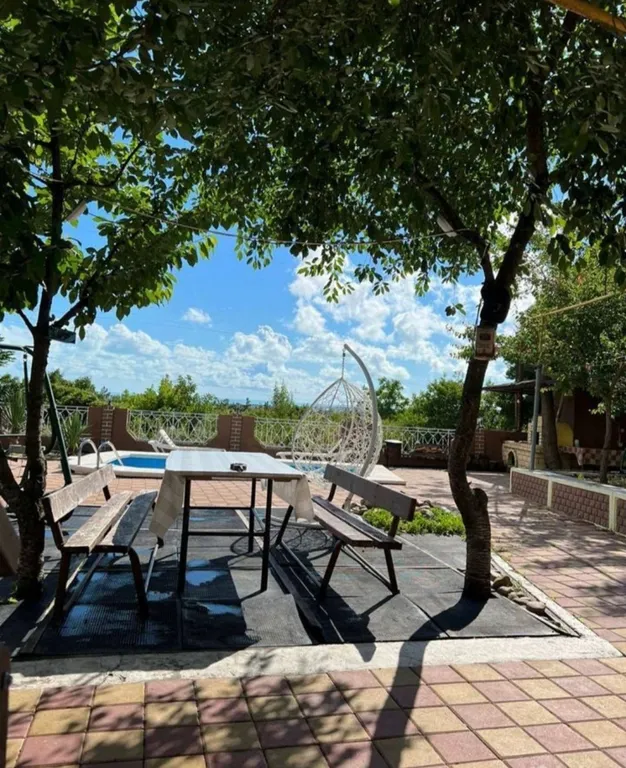 Домик у подножья горы на дружную семью