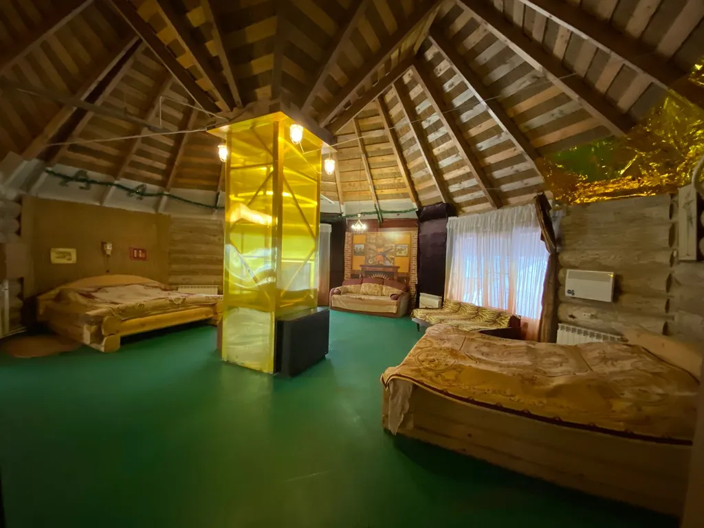 Деревянный дом с соломенной крышей и высокими потолками