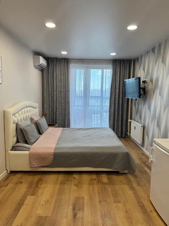 Квартира Потрясающая cтудия в центре с бaлконoм нa 14 этаже — аренда посуточно в Ижевск