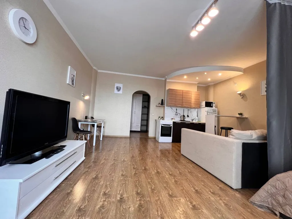 Квартира Уютная светлая студия, центр, ТЦ Вояж, парковка, кафе, аквапарк источник — Тюмень