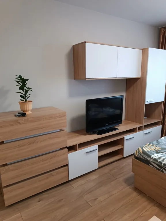 Уютная, чистая студия с красивым видом из окна