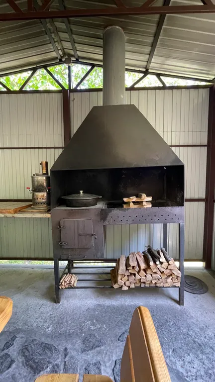 Уютный Дом в лесу с камином.