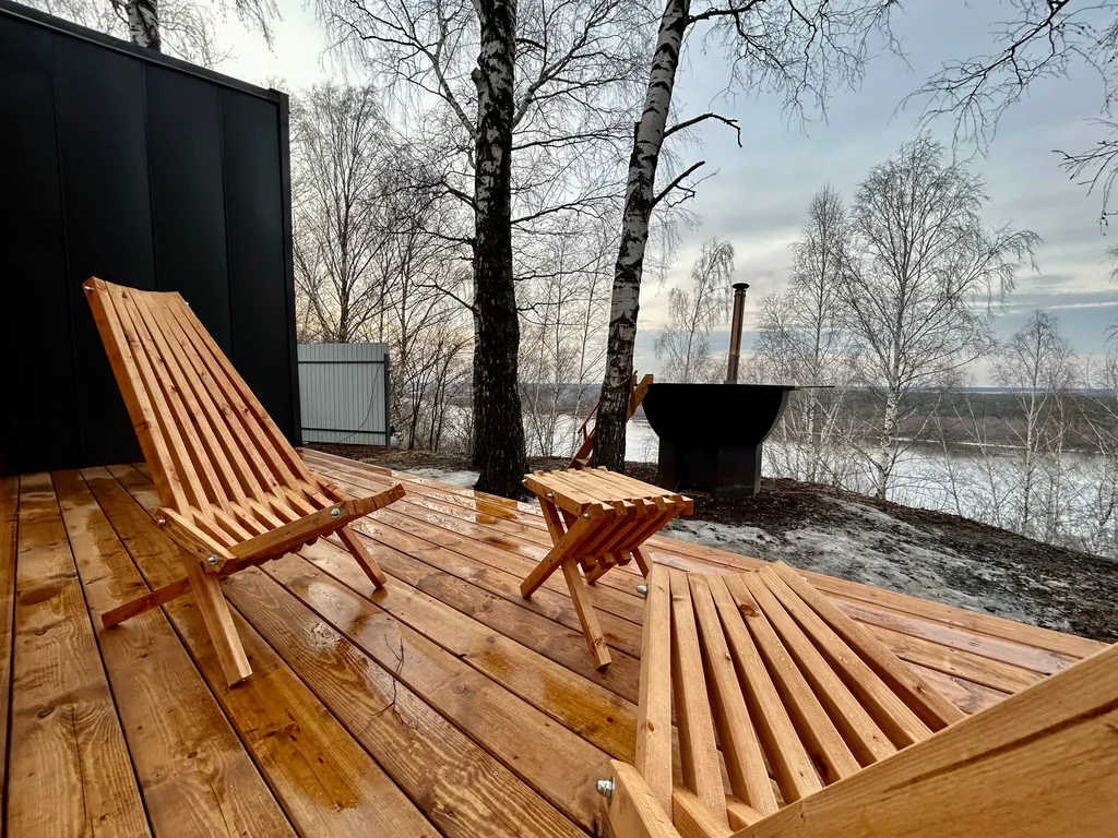 Дом с чаном на берегу реки