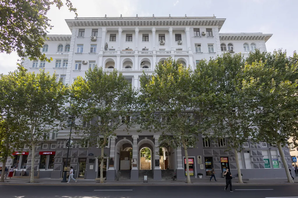 Апартаменты с видом на торговую улицу