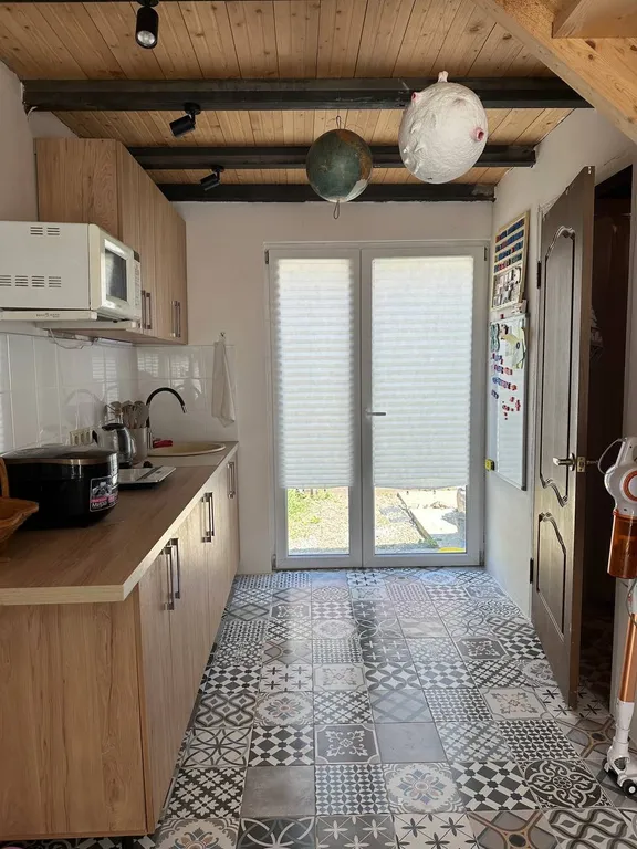 Коттедж Отдельно стоящий домик с балконом и выходом во дворик — Геленджик