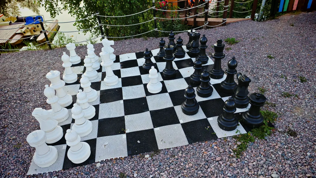 Дома и бани на берегу озера