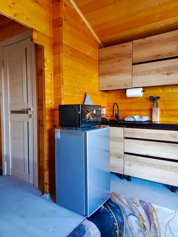 Новый деревянный домик у моря