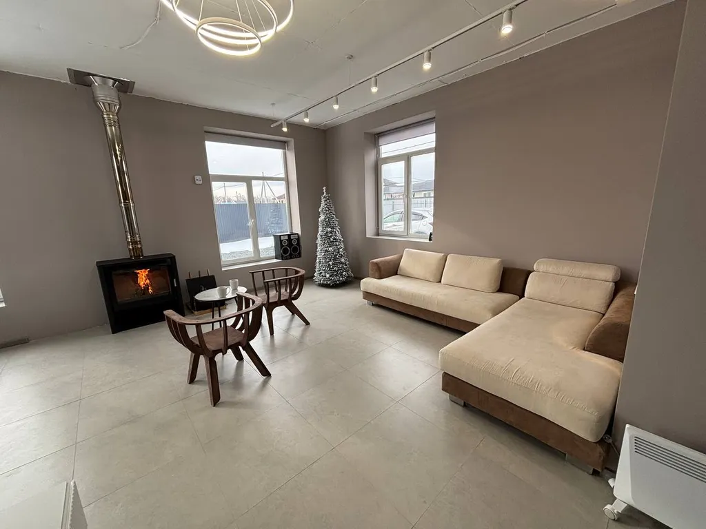 Просторный дом с собственной территорией и настоящим камином