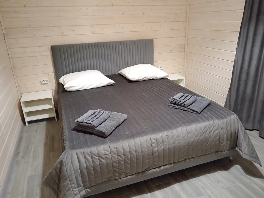 Коттедж Красивый дом у речки — Купанское