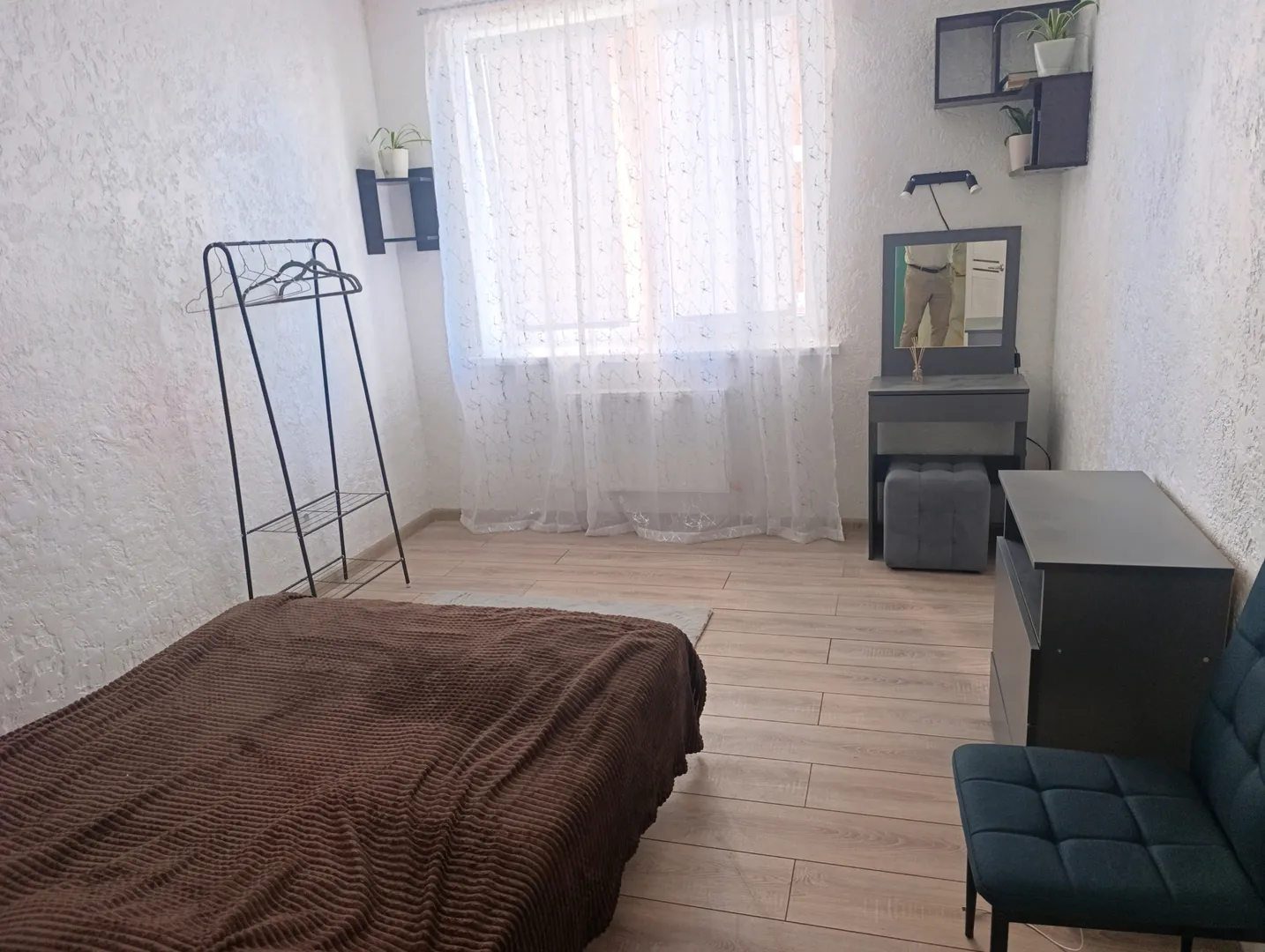 Внутри первой комнате спальне 