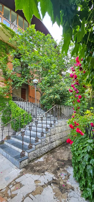 Солнце Ялты у моря с теплым бассейном