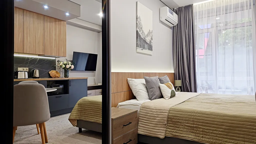 Студия с балконом вблизи гор