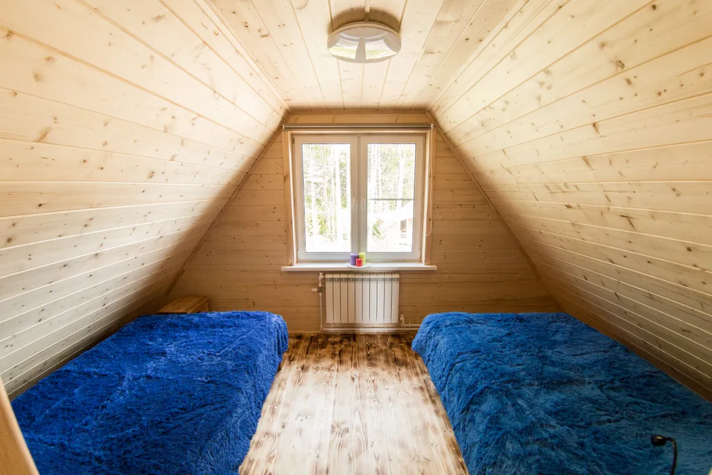 Уютный и тёплый домик на берегу реки