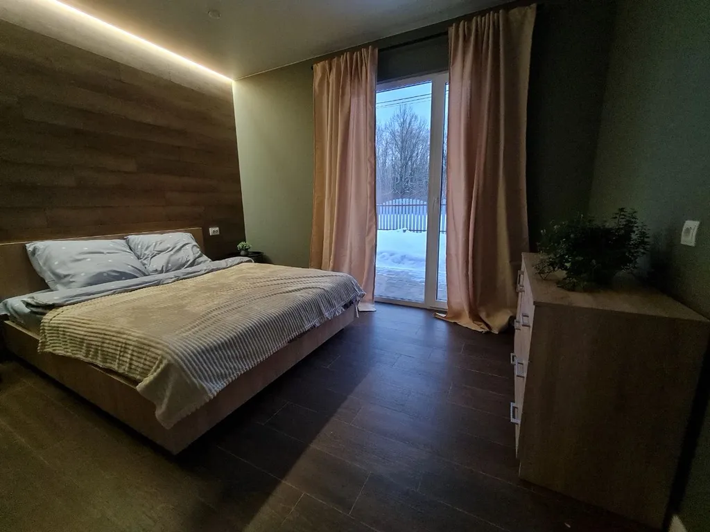 Уютный загородный дом с панорамным окнами