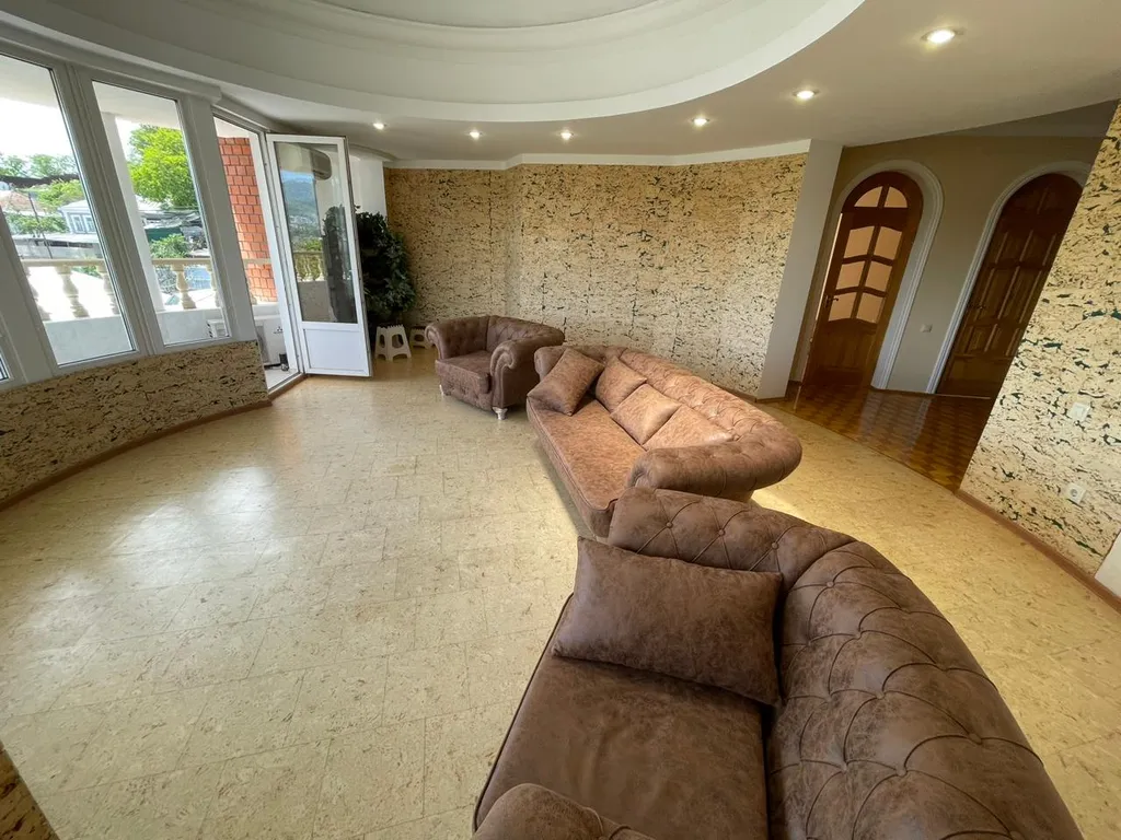 Уникальный, уютный, большой семейный дом. С видом на город