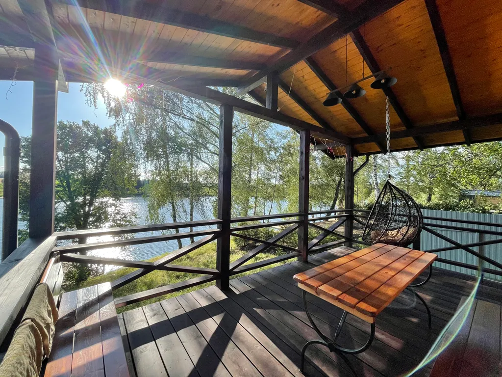 Дом на берегу озера