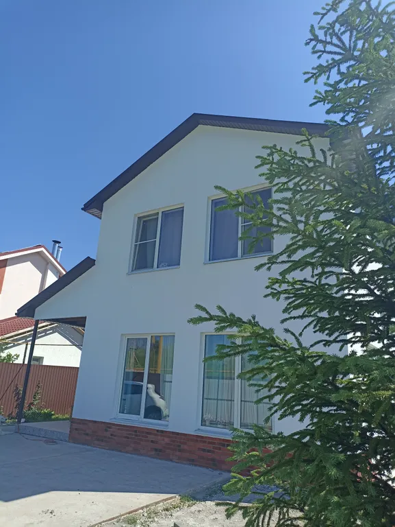 Уютный дом у реки