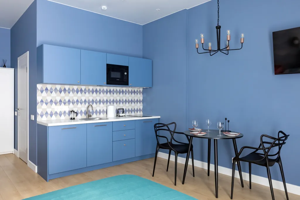 Дизайнерская студия с качелью в центре на набережной