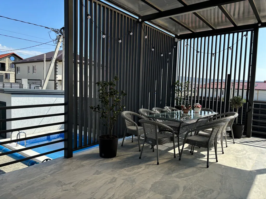 Дом с бассейном с видом на горы