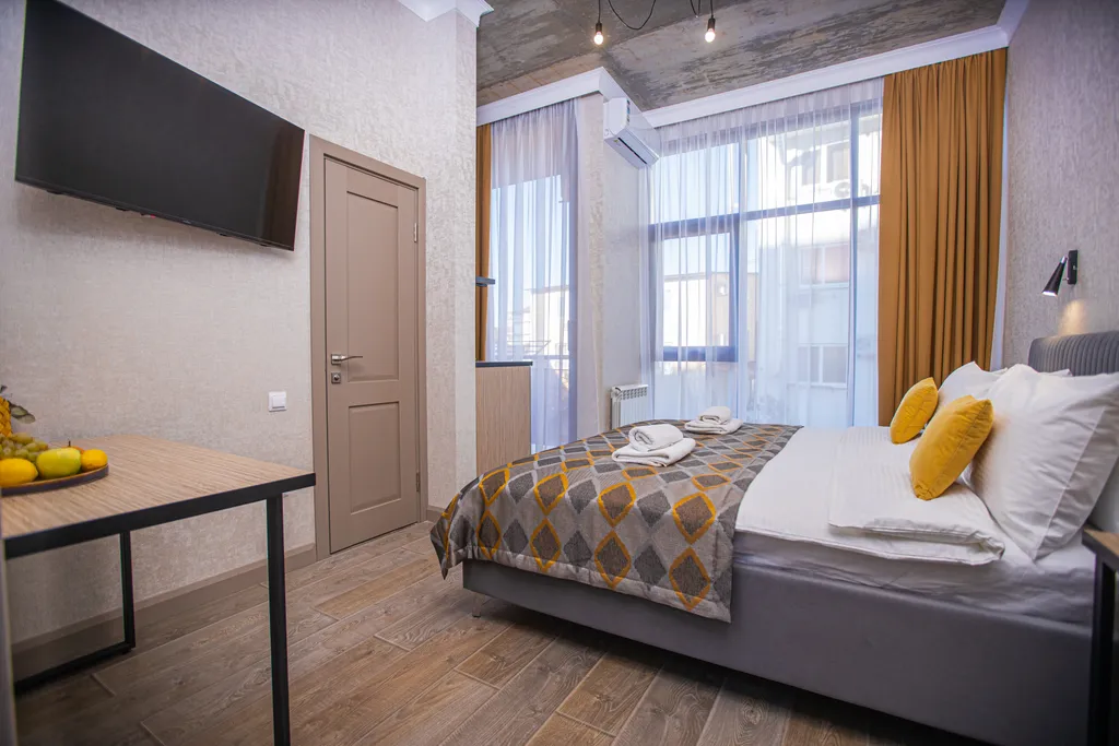 Полулюкс с панорамным застеклением и балконом для 2 гостей