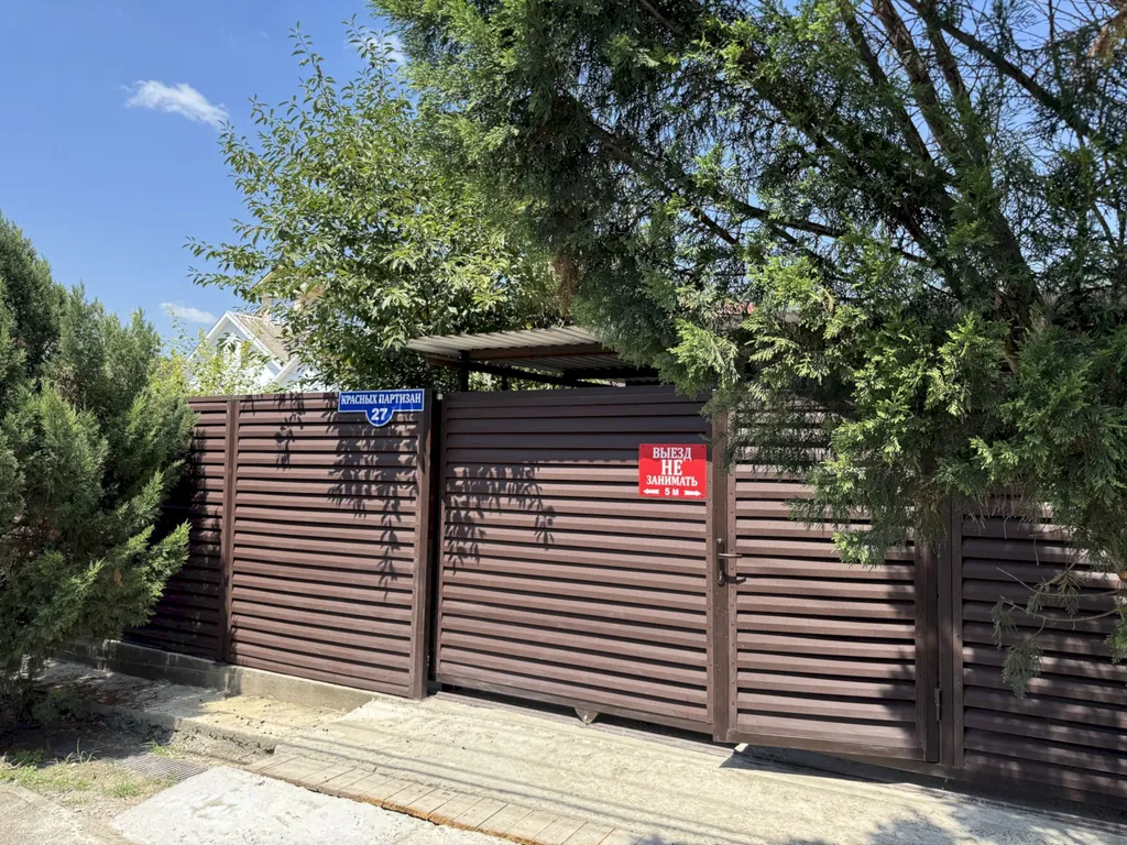 Четырёхкомнатный дом с двориком и мангалом – центр