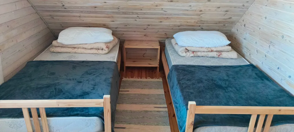 Дом в тихой деревне у озера