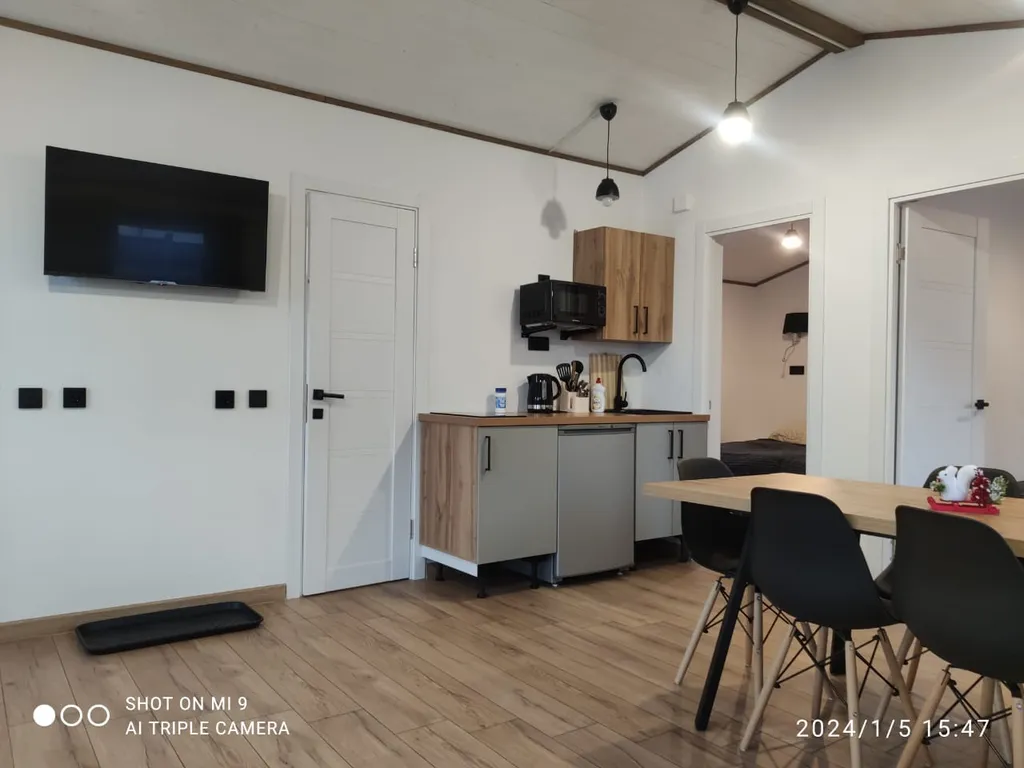 Новый стильный дом, большая лесная территория, недалеко от пруда с пляжем