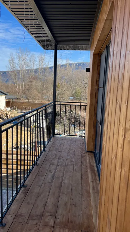 Вилла с бассейном на берегу реки