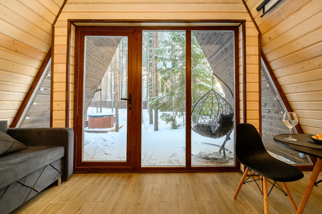 Стильный дом-шалаш с горячей купелью среди вековых сосен